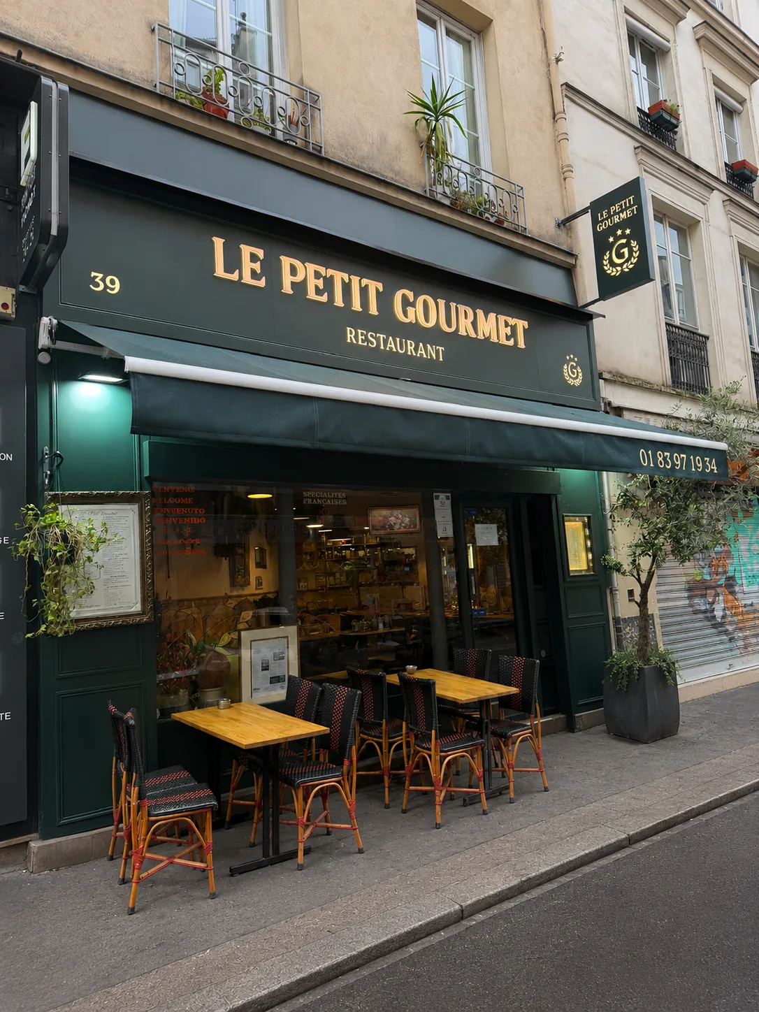 Green storefront of Le Petit Gourmet, 39 rue du Faubourg Montmartre, Paris 9