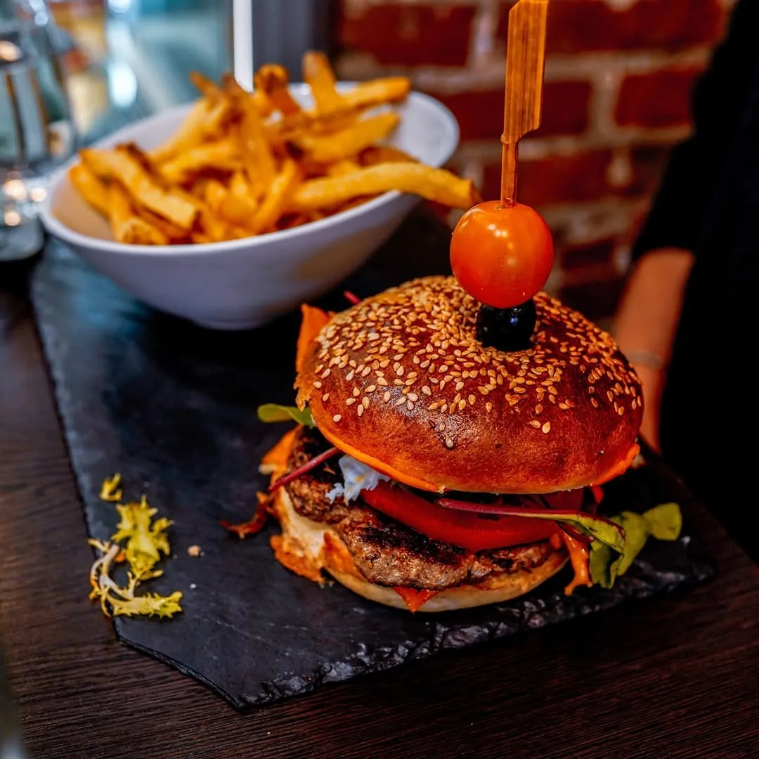 Hamburger au poulet halal — Le Petit Gourmet, restaurant français halal Paris 9