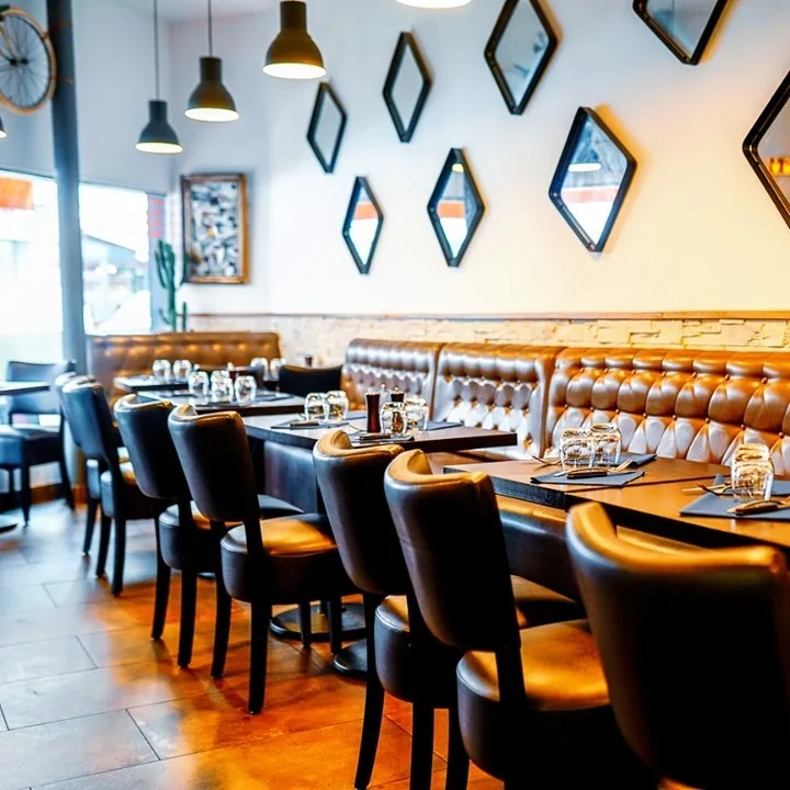 Salle du restaurant Le Petit Gourmet, ambiance chaleureuse rue du Faubourg Montmartre