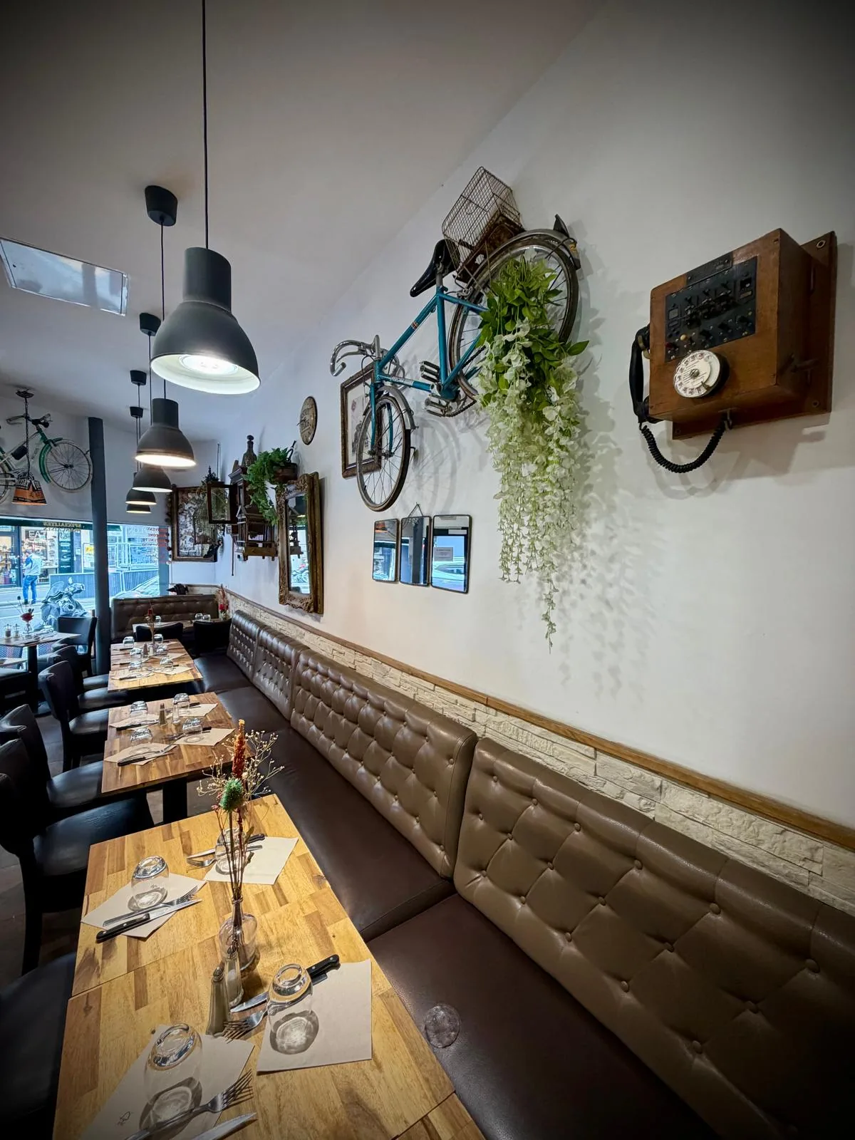 Dining room with leather banquettes and mirror decor